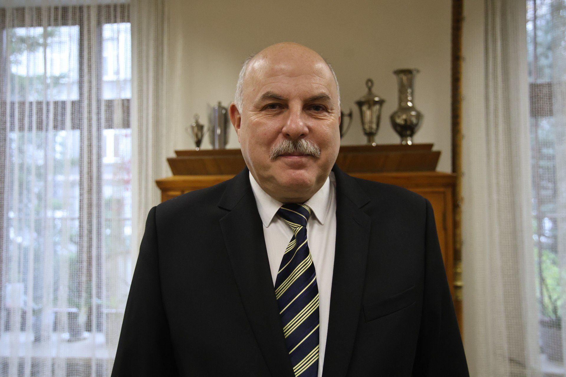Na zdjęciu dyrektor II Liceum Ogólnokształcącego imienia Jana Śniadeckiego w Kielcach, Tomasz Kośny. - Teren jest trudny, pracownicy nie mają możliwości zorganizowania typowego placu budowy, mimo to kierownik budowy i wykonawca radzą sobie bardzo dobrze - mówi.