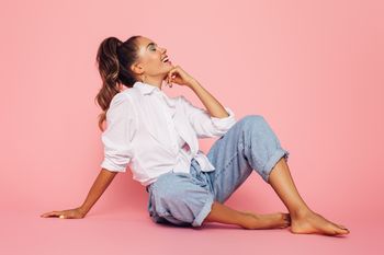 Talia jak osy i nogi do nieba. Wszystko dzięki tym modnym spodniom