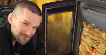 Pączki zamiast pelletu? Youtuber sprawdził, czy to się opłaca