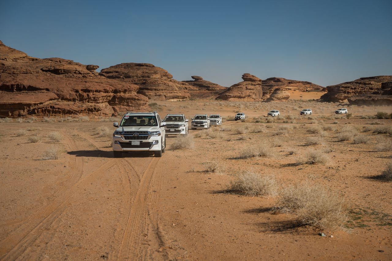 Tak podróżowaliśmy po pustyniach Arabii Saudyjskiej. To normalna droga, nie bezdroża. 