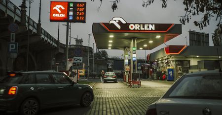 Rekordowe zyski Orlenu i drogie paliwo. Główny ekonomista: Nie jesteśmy od pomocy Polakom
