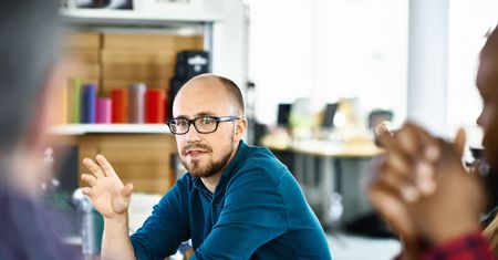 6 słów, przez które inni mogą uznać cię za słabą osobę. Lepiej wyrzuć je ze słownika