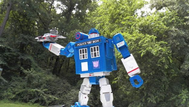 WTF dnia: Transformer, który wygląda jak... TARDIS z Doctora Who [zdjęcia] 3