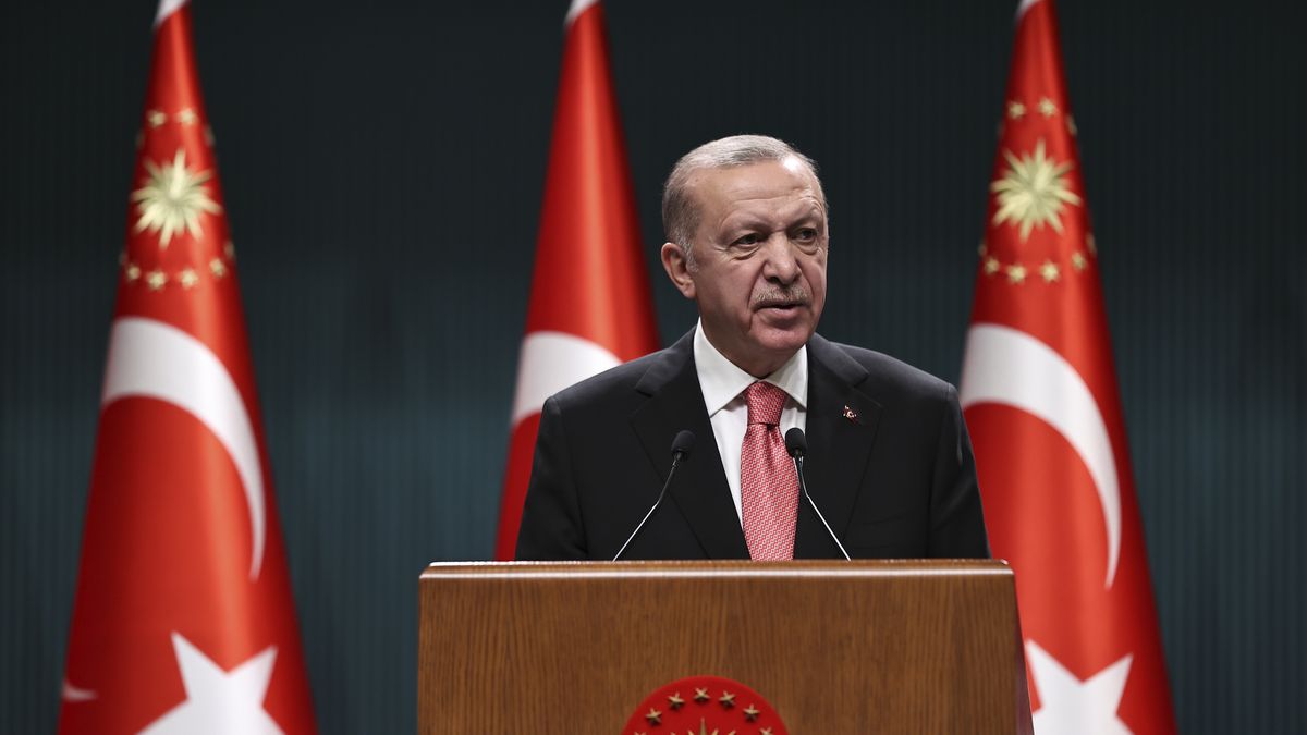 Prezydent Erdogan, na półtora roku przed wyborami prezydenckimi, broni swoich ekonomicznych decyzji.