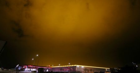 W nocy jasno jak w dzień. I nic się z tym zrobić nie da. Gigantyczna łuna pod Wrocławiem