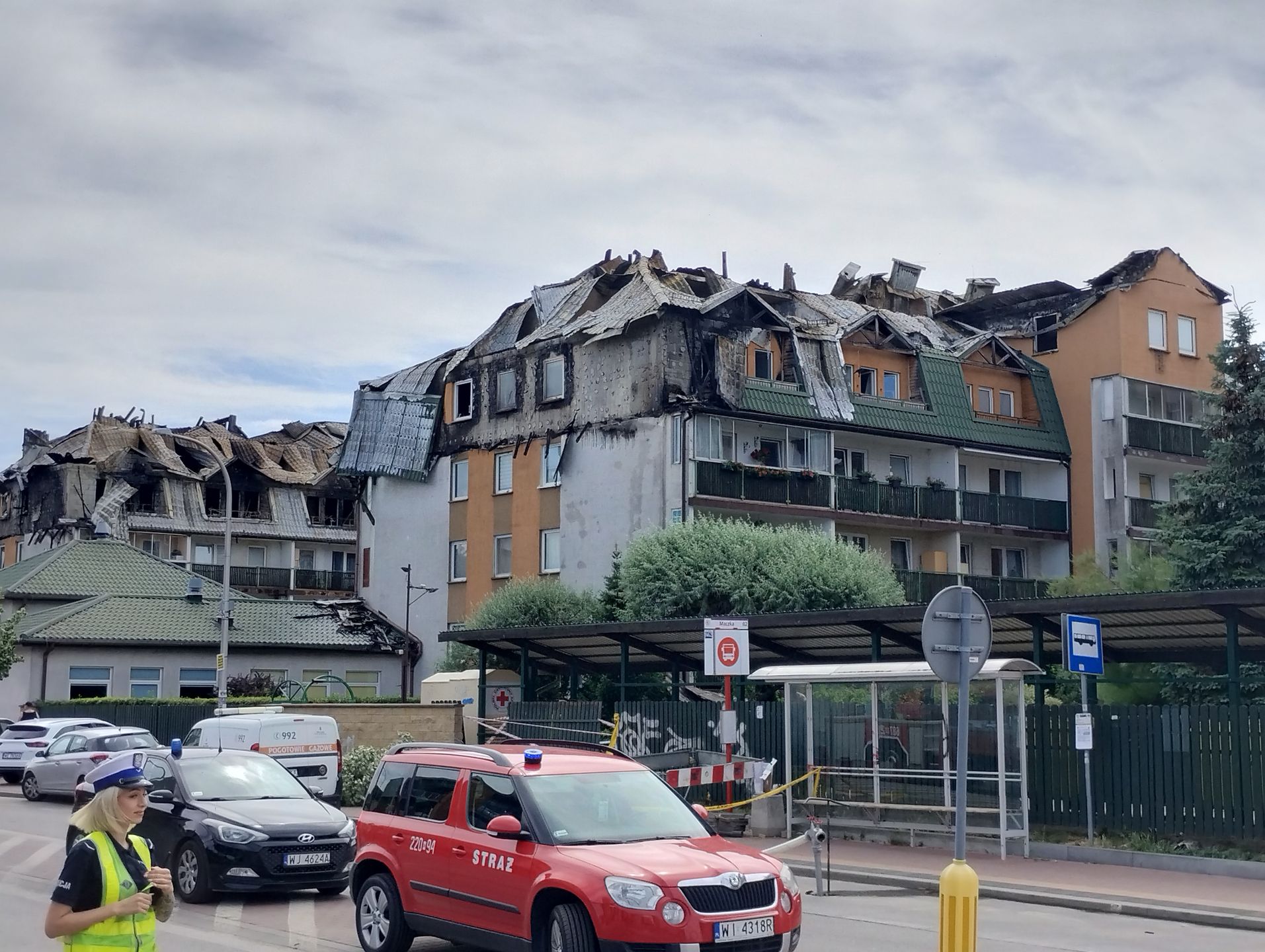 Zniszczony przez pożar blok przy ul. Powstańców 62 w Ząbkach