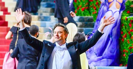 Elon Musk sprzedaje akcje Tesli. Ich wartość to niecałe 7 mld dolarów