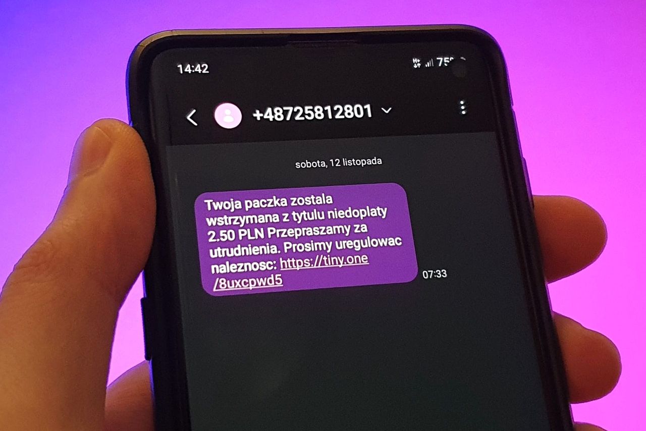 Fałszywy SMS o paczce