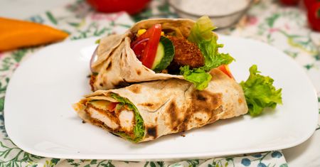 Domowa tortilla z kurczakiem smażonym na chrupko. Nie spojrzysz już nigdy w stronę gotowych placków