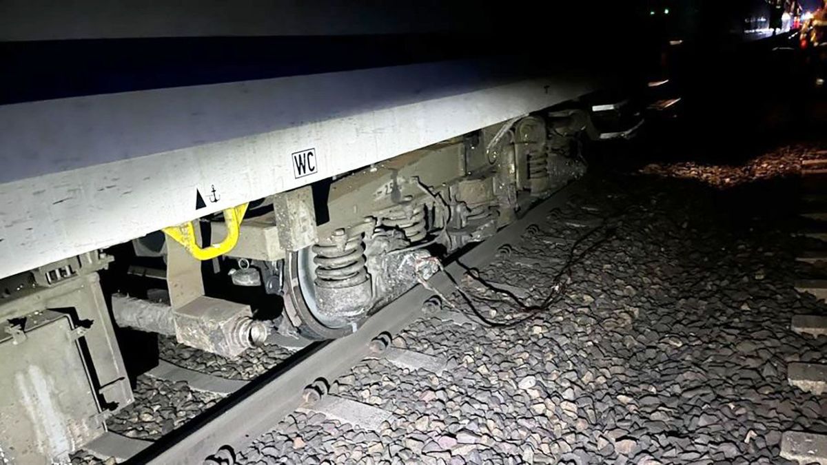 Nie wiadomo, jak doszło do tego, że auto spadło na tory