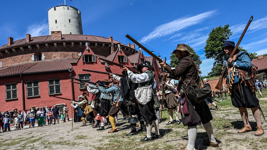 Czy wiesz, że w Gdańsku znajduje się niezwykły zabytek, który przez wieki strzegł dostępu do portu? Twierdza Wisłoujście to strategiczna fortyfikacja o 700-letniej historii, która dziś, po wielu zniszczeniach, zachwyca turystów i miłośników historii.