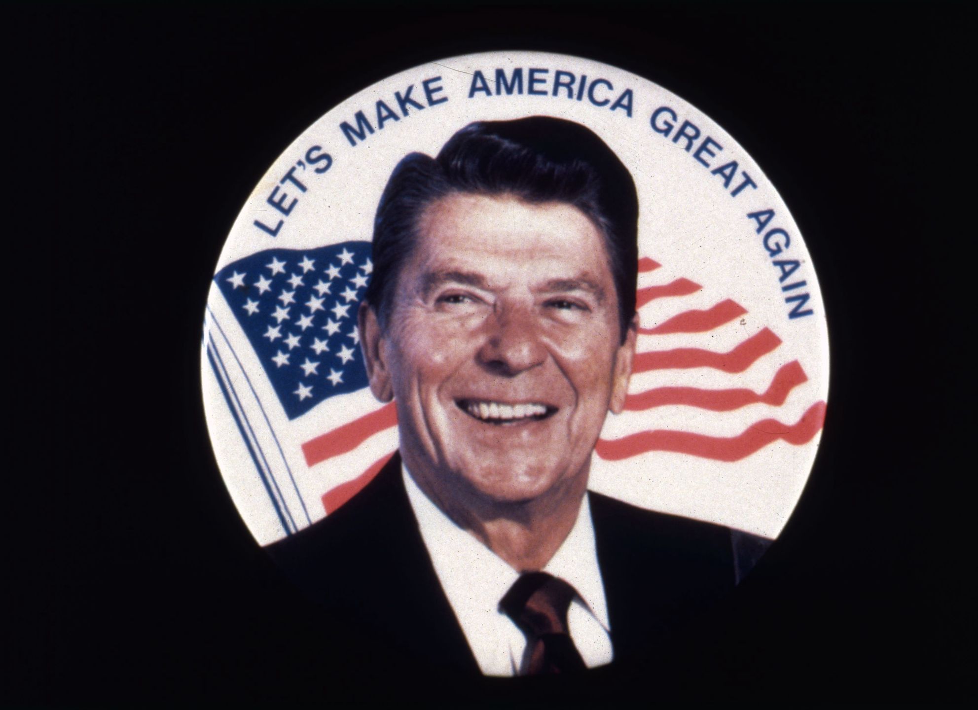 Ronald Reagan, 40. prezydent USA, i jego hasło wyborcze. Niemal identycznym posłużył się kilka dekad później Donald Trump