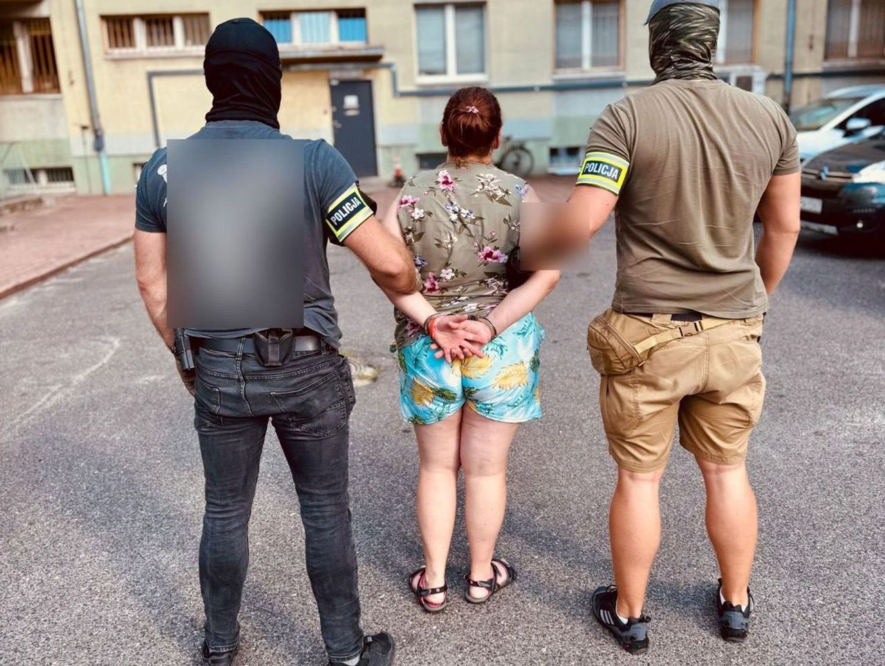 Pabianice: Wrzuciła szczeniaka do przenośnej toalety razem z szelkami i smyczą. Wyciągnęli go, ale nie przeżył