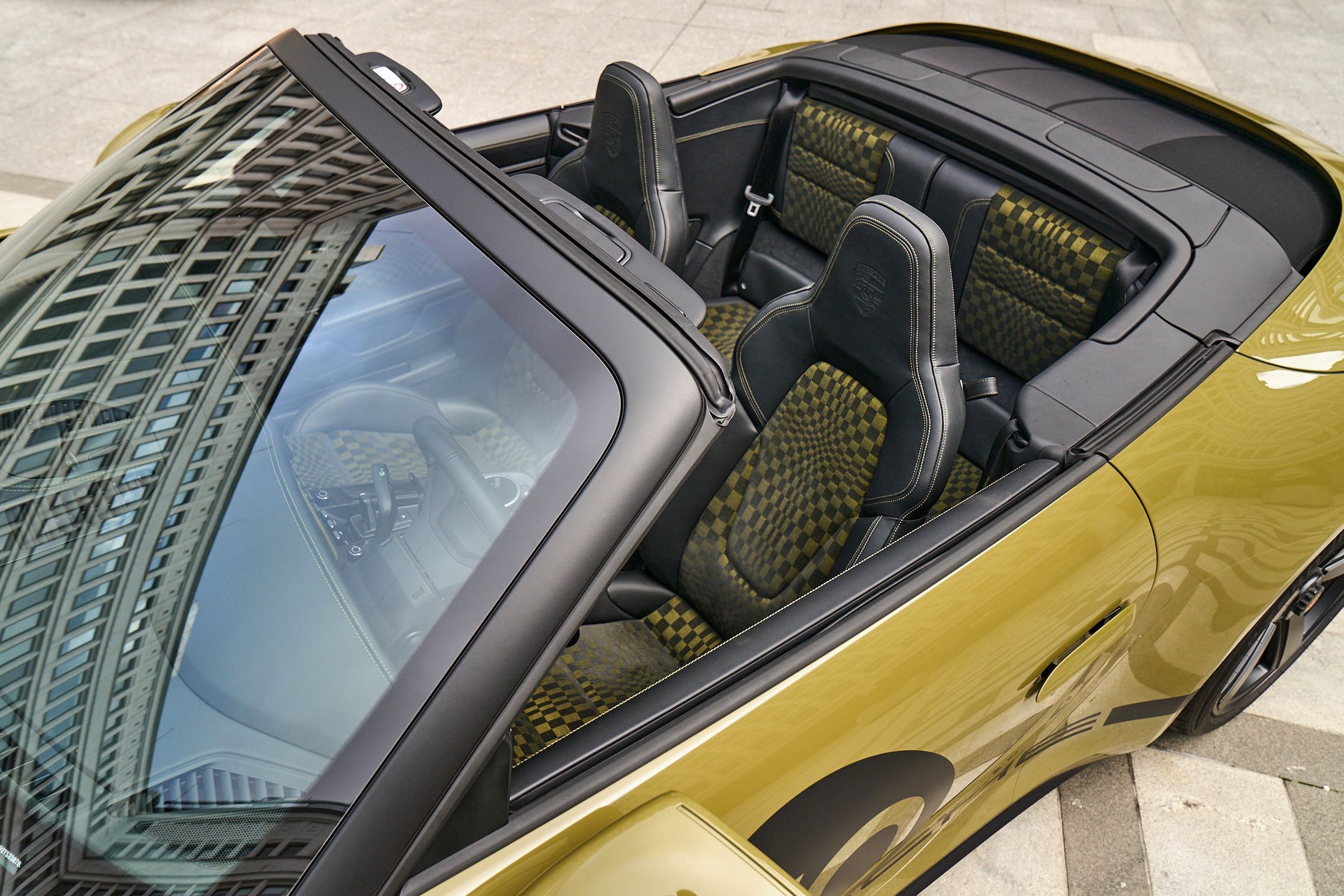 Porsche 928 (1977) i Porsche 911 Spirit 70 (2025)