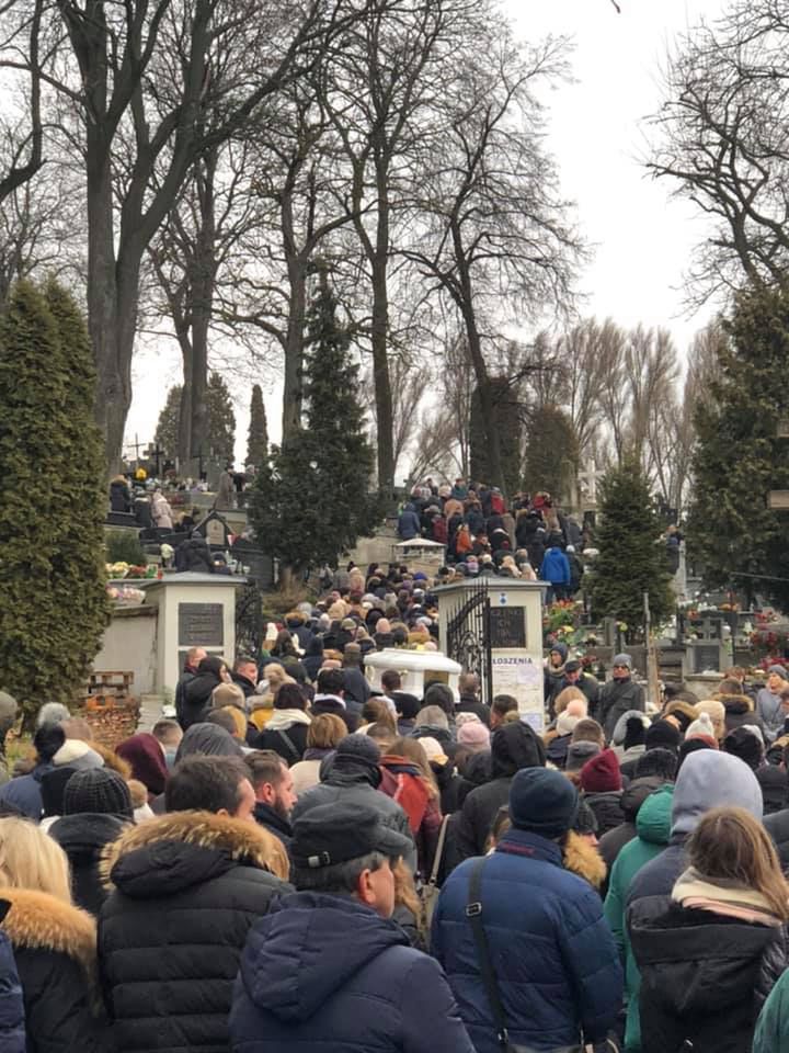 Na pogrzeb Alicji przyszły tłumy.
