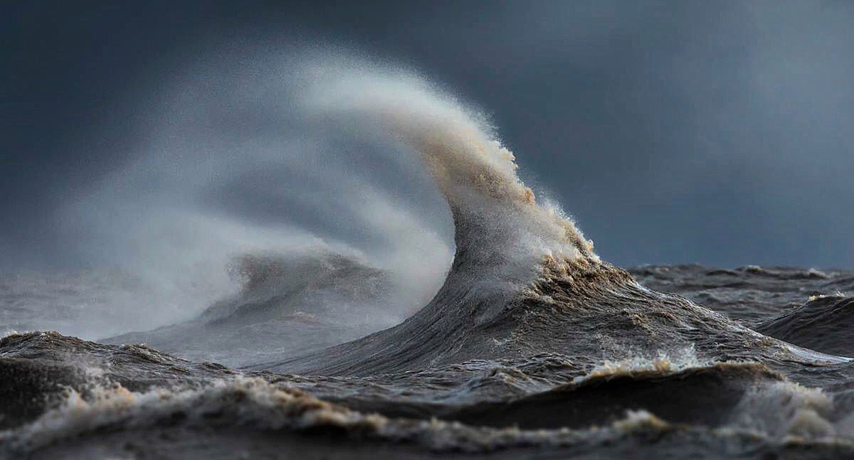 Dave Sandford tworzy górskie krajobrazy z fal w projekcie „Liquid Mountains" 9