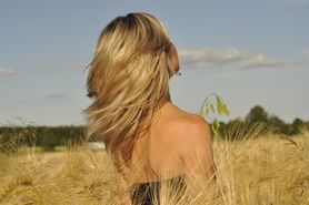 Kąpiel rozjaśniająca włosy: efekty, wykonanie. Jak delikatnie rozjaśnić włosy?