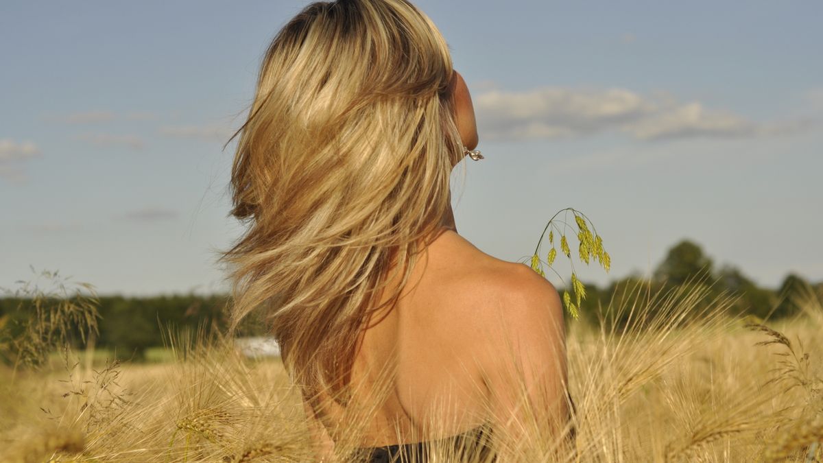 Kąpiel rozjaśniająca polecana jest na włosy blond