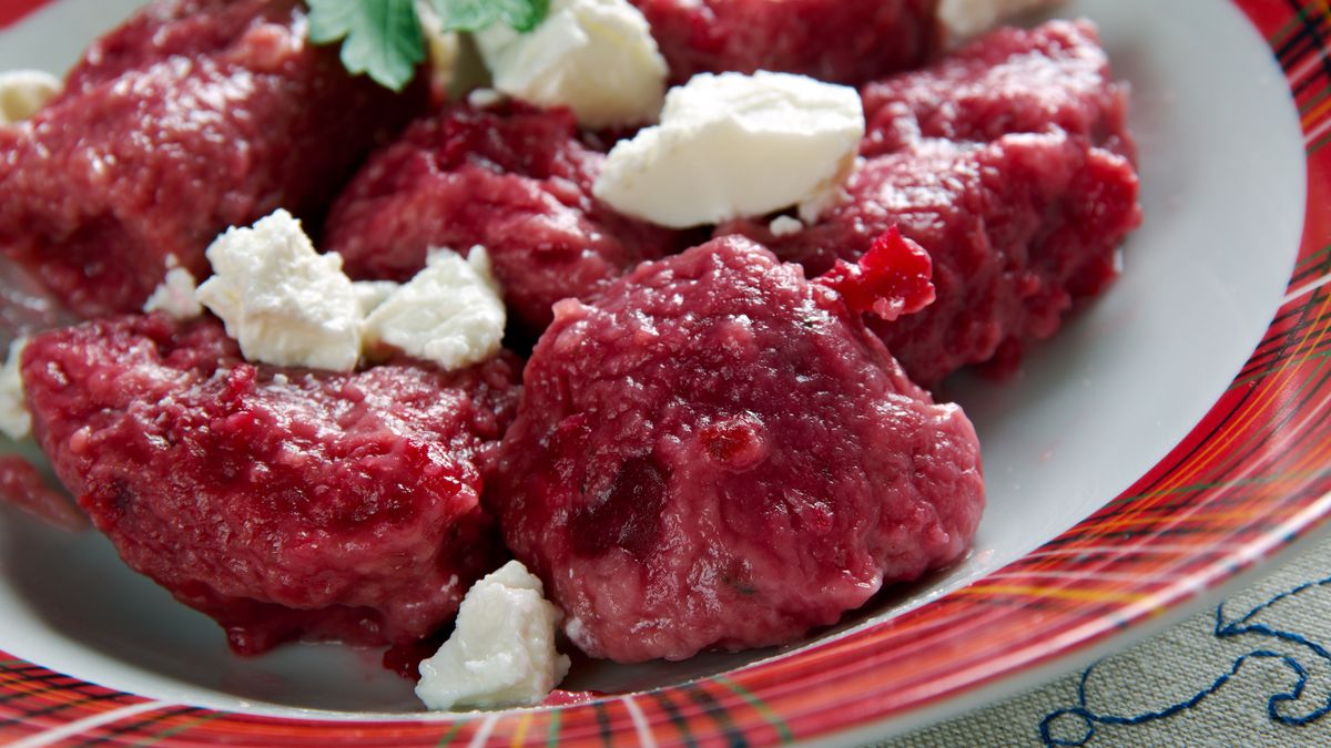 Te kluski kuszą kolorem i mięciutkim ciastem