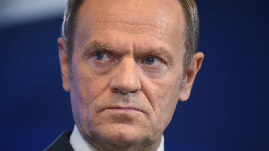 Donald Tusk porusza się hulajnogą elektryczną