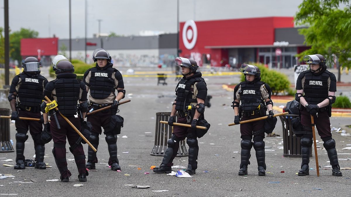 Były policjant z Minneapolis z zarzutem. Starcia na ulicach wielu miast USA