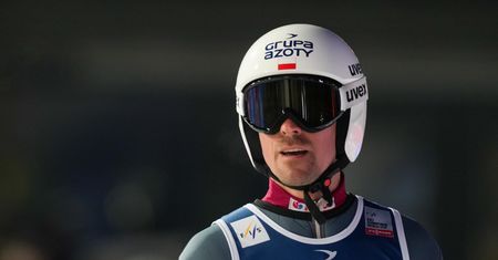 Kibice krytykują zachowanie Piotra Żyły. Trener staje w obronie skoczka