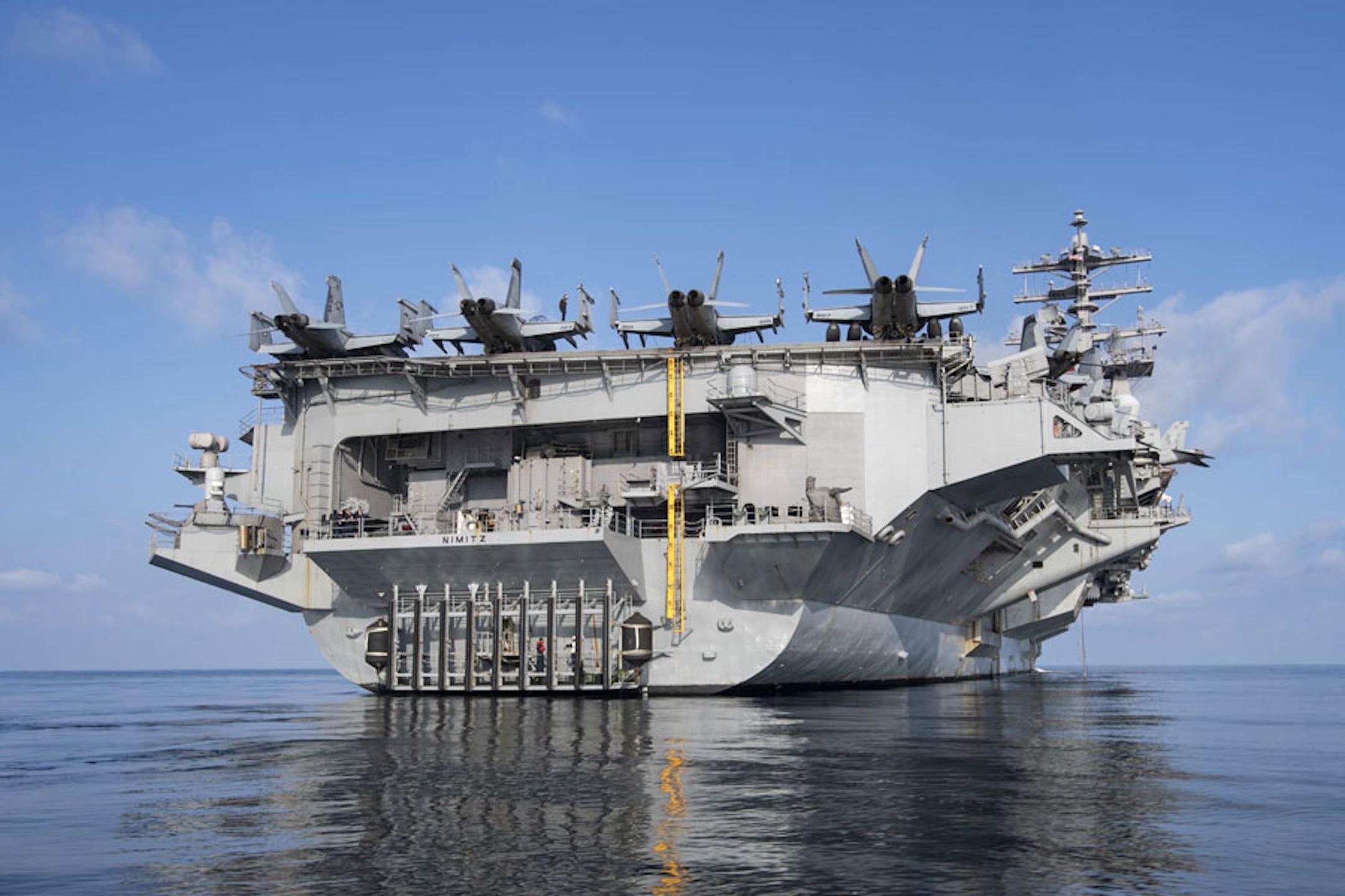 USS "Nimitz" - widok od strony rufy