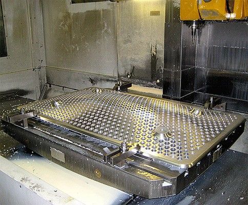 Piękny aluminiowy stół wywołujący złudzenie lewitacji (wideo) 2