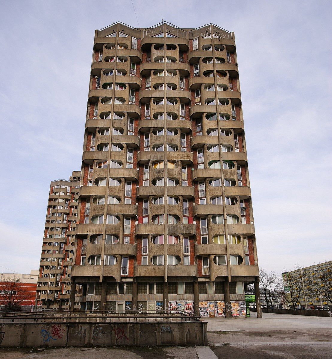 Wrocław. Zmieni się kształt wrocławskiego Manhattanu. Rozebrano część eksplandy, czyli podwyższenia z pasażem handlowym, pod którym kiedyś były garażem