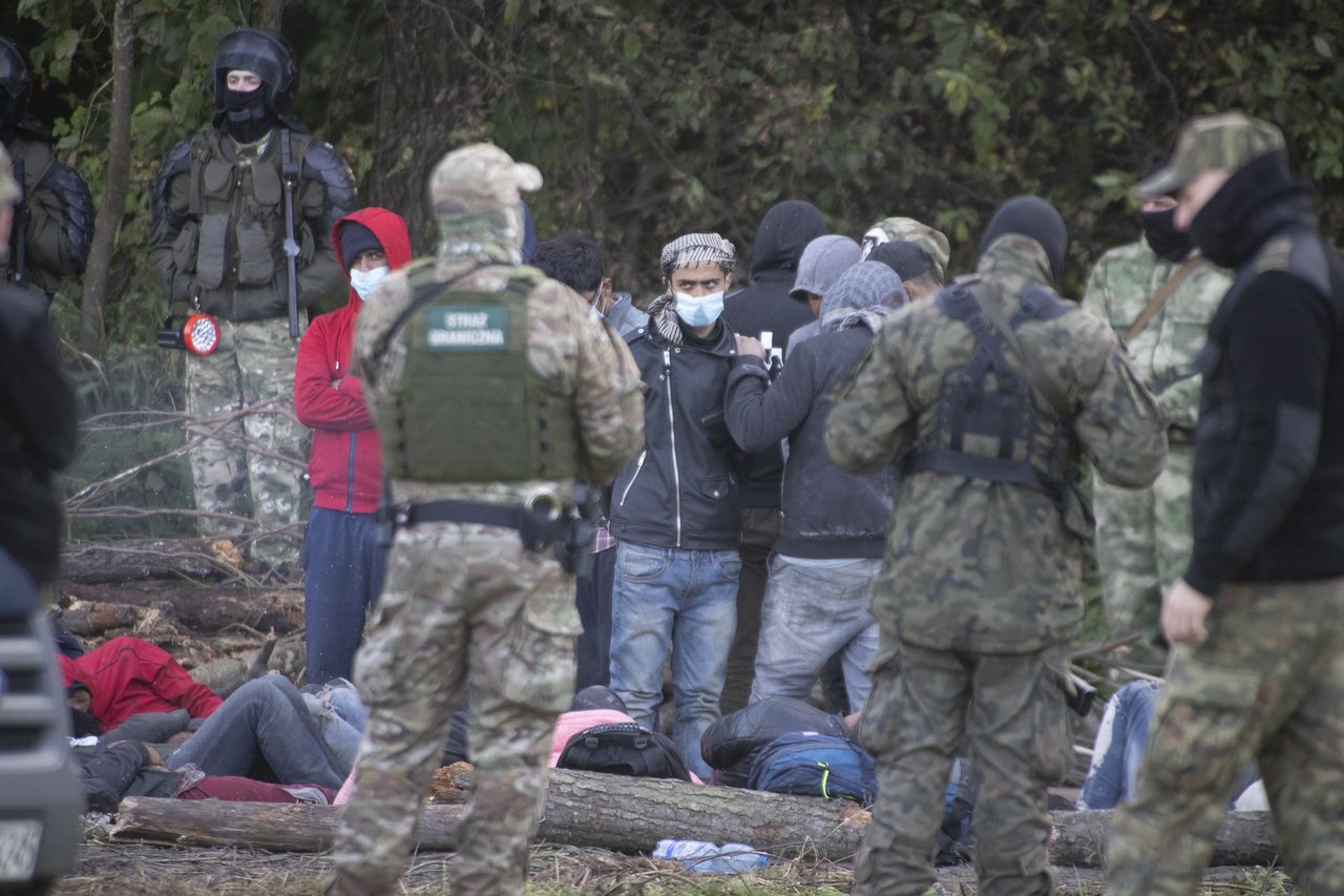 Zasieki na granicy i mundury wokół uchodźców. "Łamanie prawa. Taka jest polityka państwa"