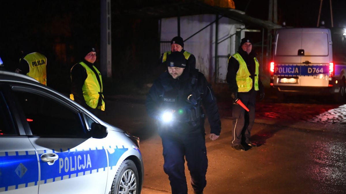 Policja na terenie miejscowości Przewodów w woj. lubelskim, 15 bm. Na terenie powiatu hrubieszowskiego doszło 15 bm. do eksplozji, która doprowadziła do śmierci dwóch obywateli, służby wyjaśniają okoliczności
