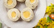 Nie masz pomysłu na wielkanocne słodkości? Babeczki z jajkiem można jeść samymi oczami