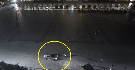 Nagi kierowca szalał na rynku w Krakowie. Wstrząsające nagranie