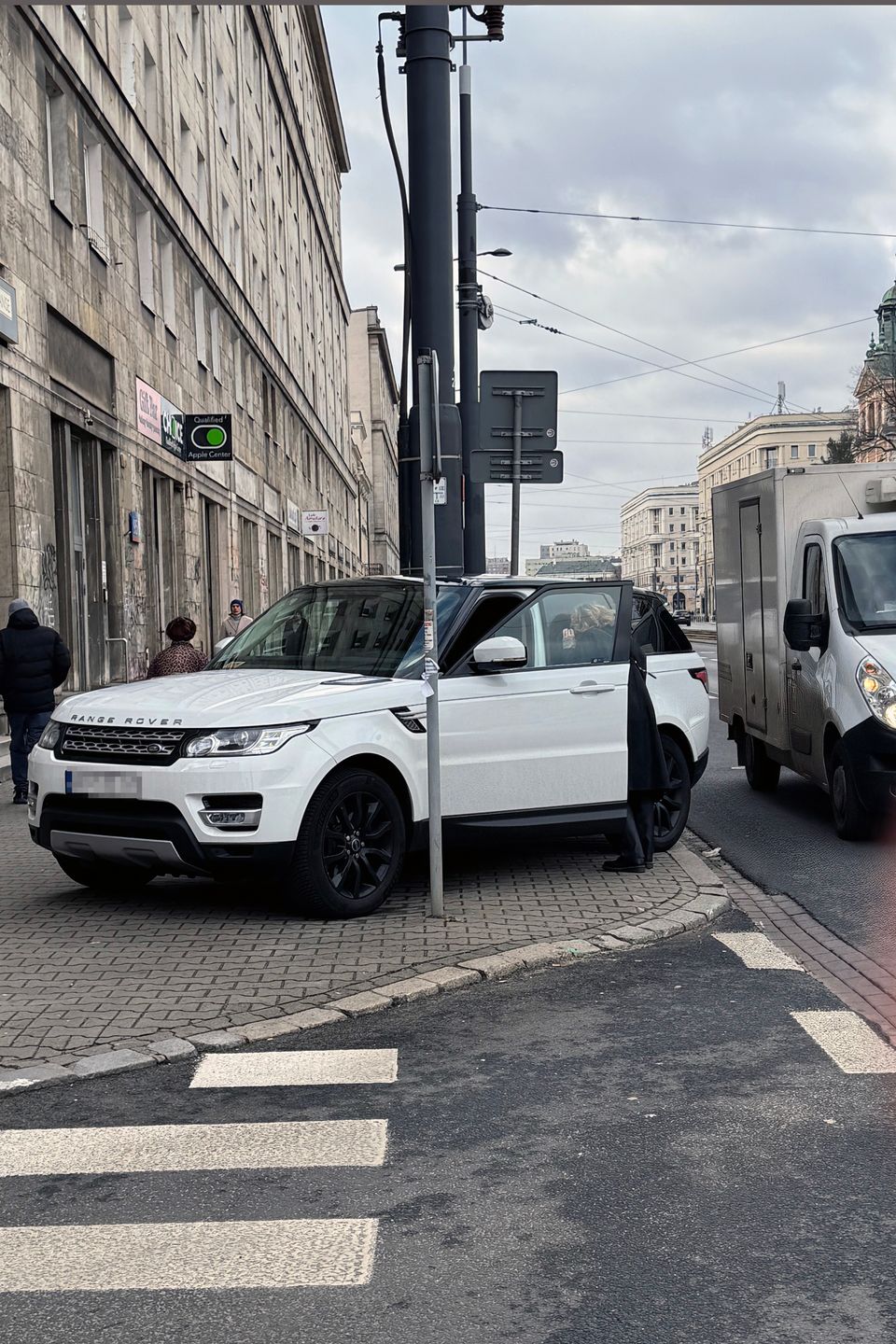 Beata Ścibakówna parkuje w niedozwolonym miejscu