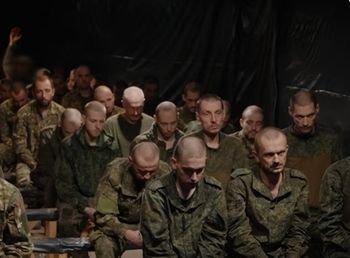Pojmali 100 Rosjan. Pili własny mocz i jedli korę z drzew