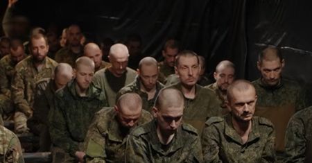 Pojmali 100 Rosjan. Pili własny mocz i jedli korę z drzew