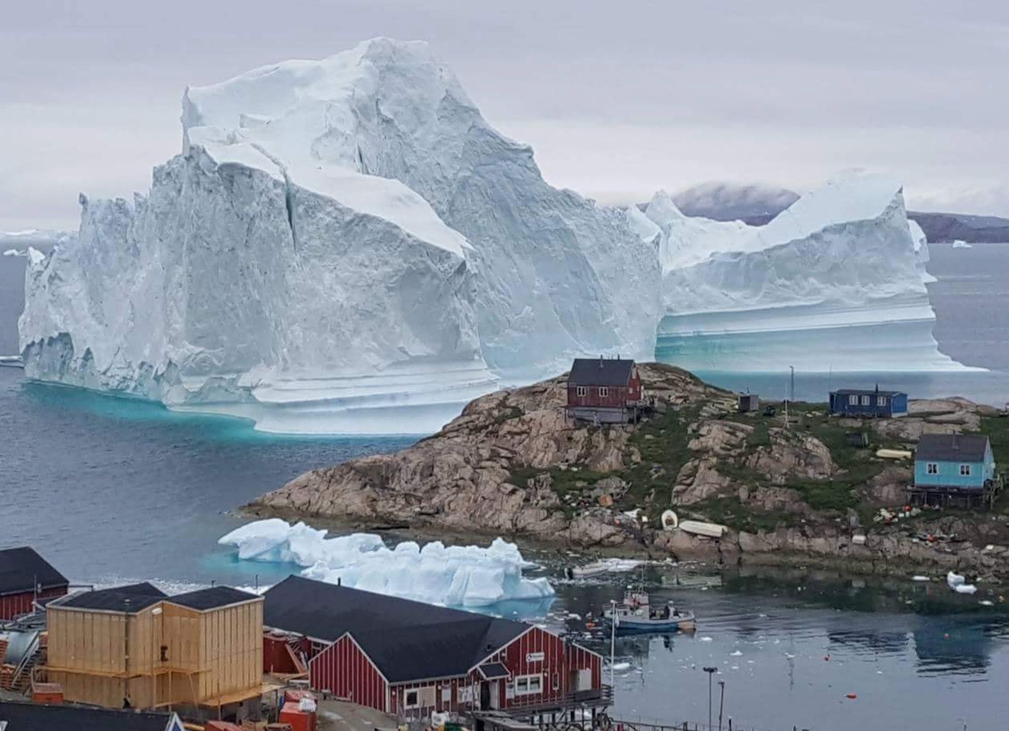 Iceberg grounded outside village in northwestern Greenland
epa06885114 A general view shows an iceberg stranded near the village of Innaarsuit, in the Avannaata Municipality, northwestern Greenland, 12 July 2018 (issued 13 July 2018). The Avannaata Municipality was alarmed on 11 July, after a huge iceberg was grounded just outside the village of Innaarsuit. According to local media, police asked villagers who live closest to the water, to leave their houses over fears the iceberg could calve and affect the village with a tsunami.  EPA/KARL PETERSEN  DENMARK OUT 
Dostawca: PAP/EPA.
KARL PETERSEN
