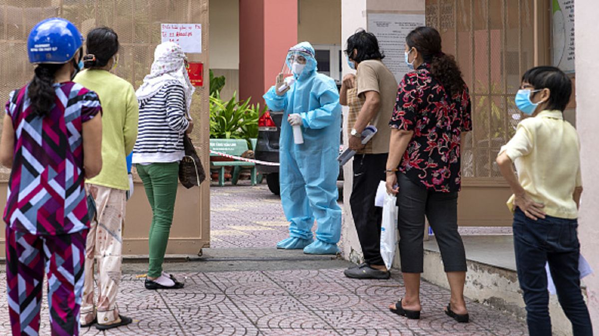 Wietnamczyk zakaził osiem osób po opuszczeniu kwarantanny.