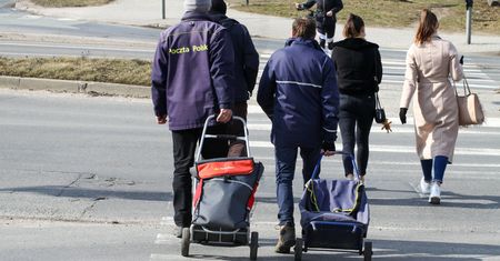 Listonosze przyniosą "trzynastki". Poczta Polska podała dokładny termin