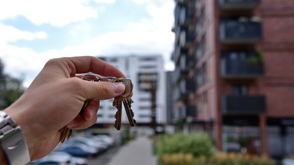 Stock BaMaFot. Bartlomiej Magierowski/EastNews. Wroclaw 2.09.2022. Nowe osiedle Port Popowice. N/z: symboliczne klucze w dloni, w tle nowe mieszkania.Bartlomiej Magierowski