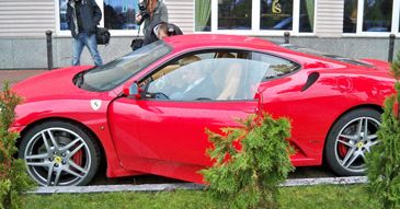 Liszowska POKAZAŁA FERRARI! (Zdjęcia)