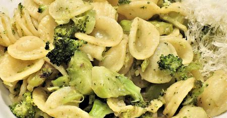 Tagliatelle z szynką i pieczarkami w sosie śmietanowo-brokułowym