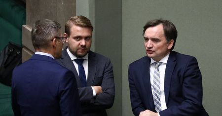 Obrót gotówką na sztandarach "ziobrzystów". "Pieniądz fizyczny to wolność"