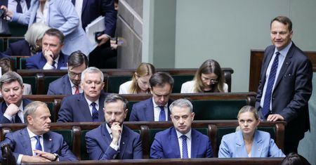 Rząd się rozpadnie? Zapytali Polaków. Jest świeży sondaż