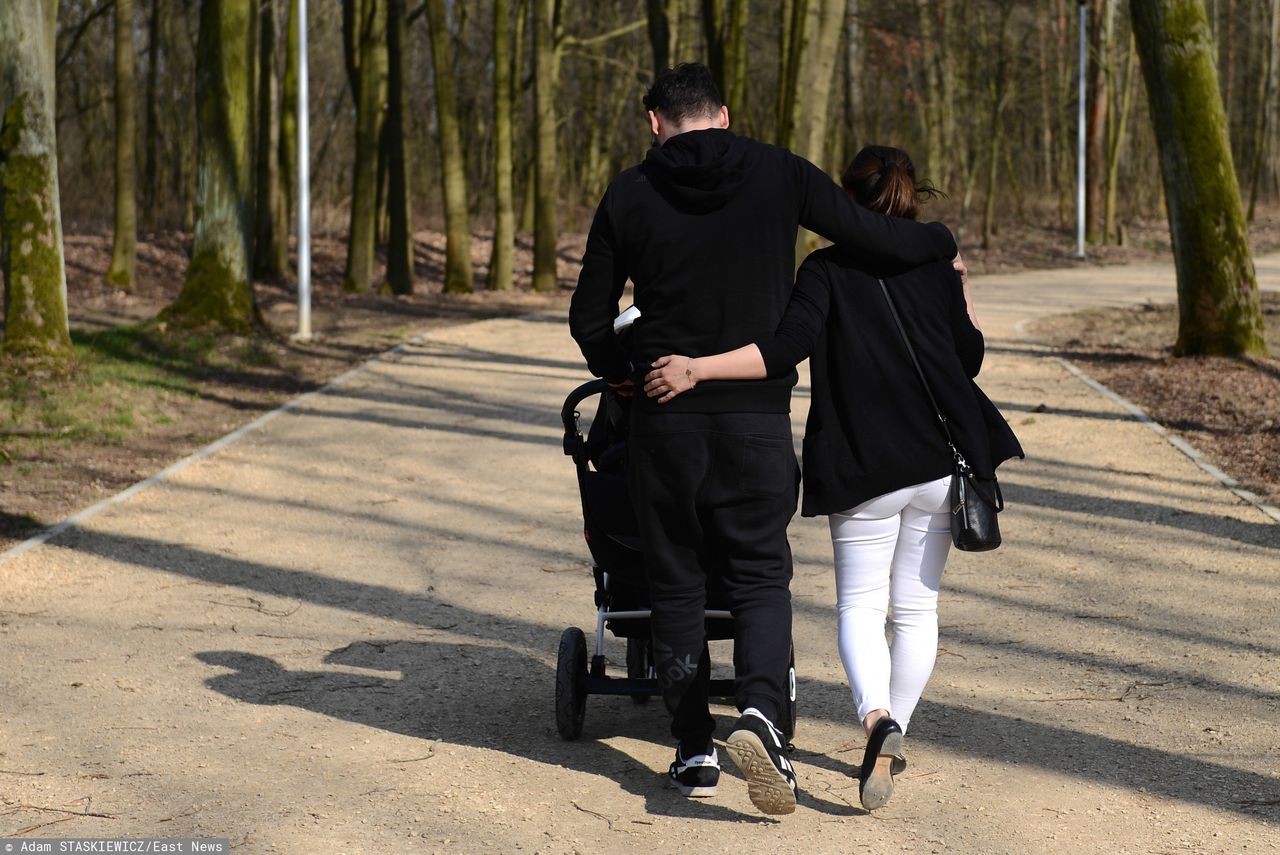 Niestandardowy podział ról w małżeństwie - ona wróciła do pracy, on zajął się dziećmi