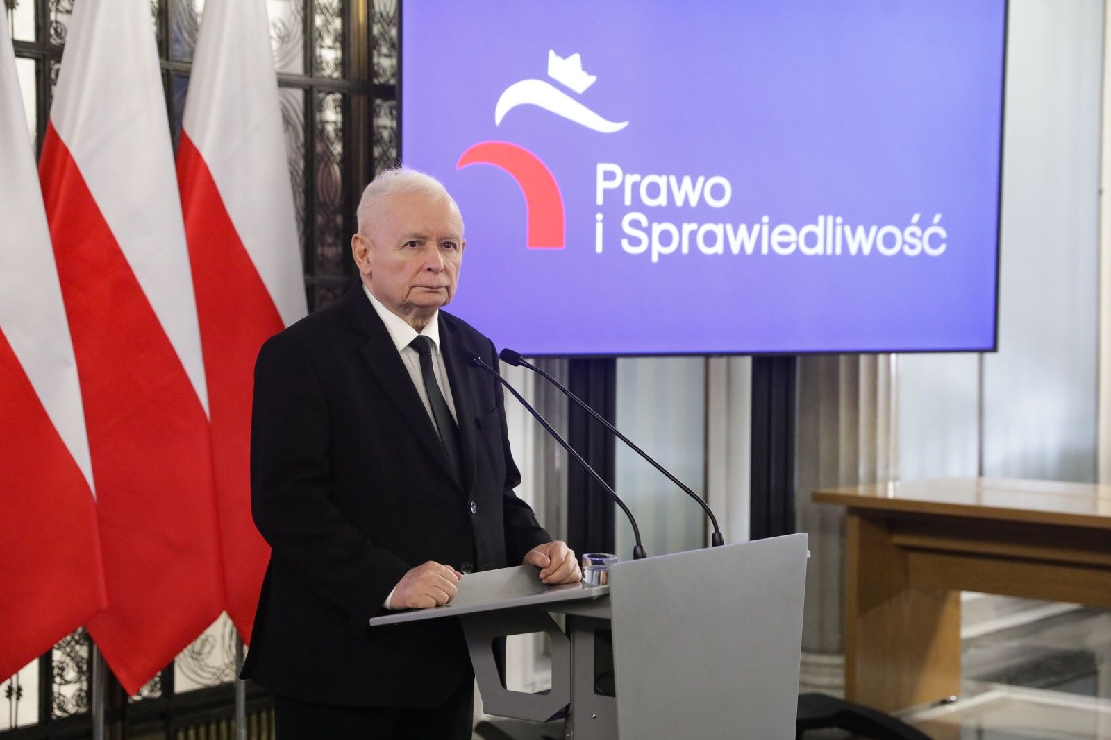Kaczyński przeprosił za fake newsa o psie w mikrofalówce