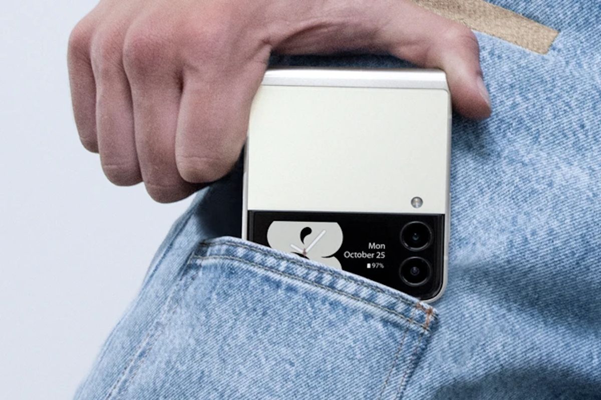 Galaxy Z Flip 3 zajmuje w kieszeni tak mało miejsca, że Samsung zaczął sprzedawać spodnie