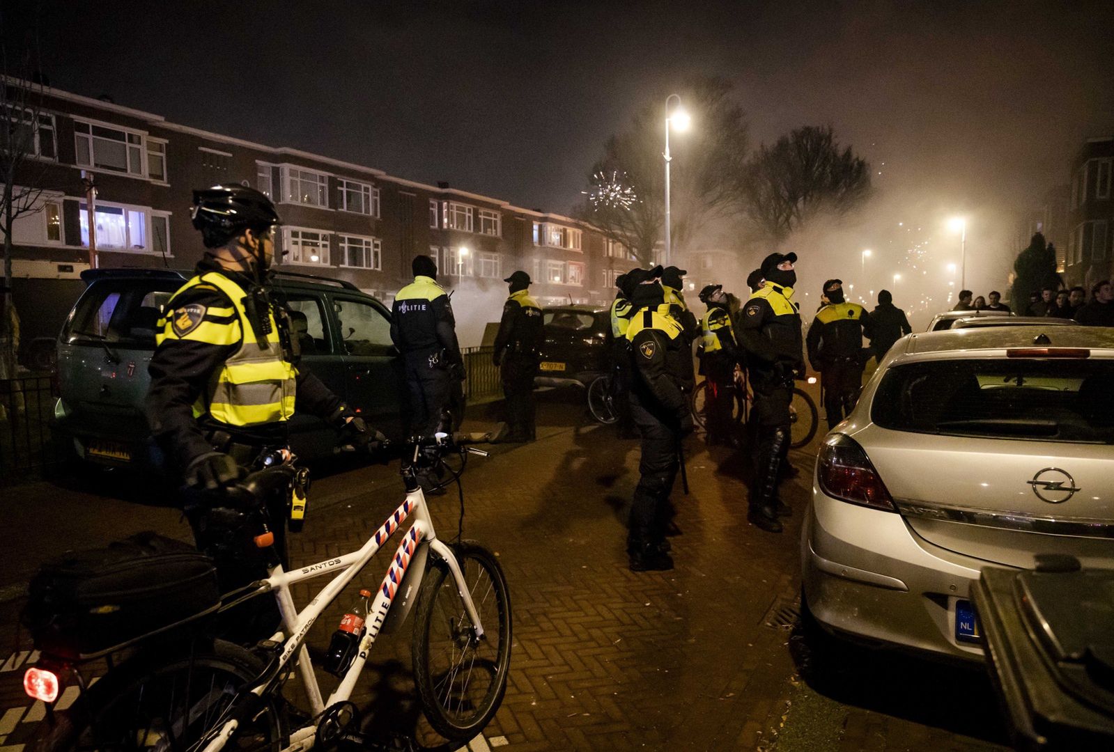 Rzucali fajerwerkami w policję i miejscowych. Niespokojna noc w Holandii