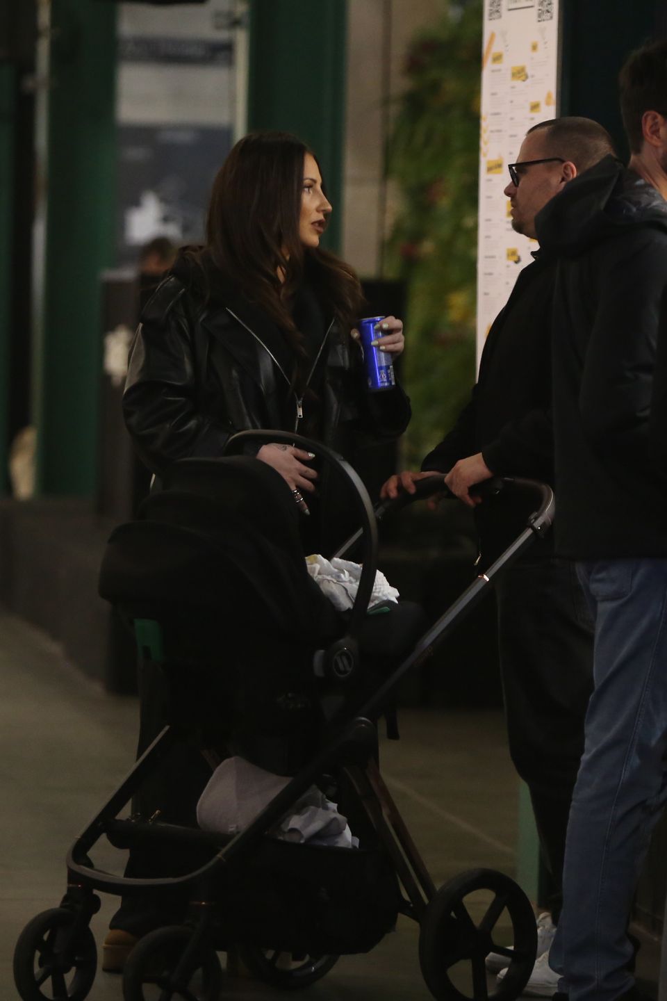 Marcin Hakiel z rodziną na mieście