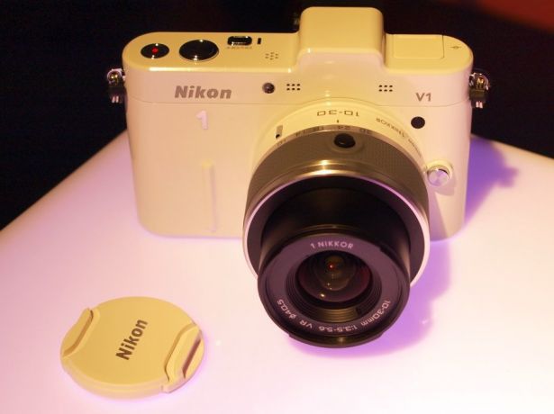 Otwierasz bezlusterkowca Nikon V1, a tam... sensor Aptiny